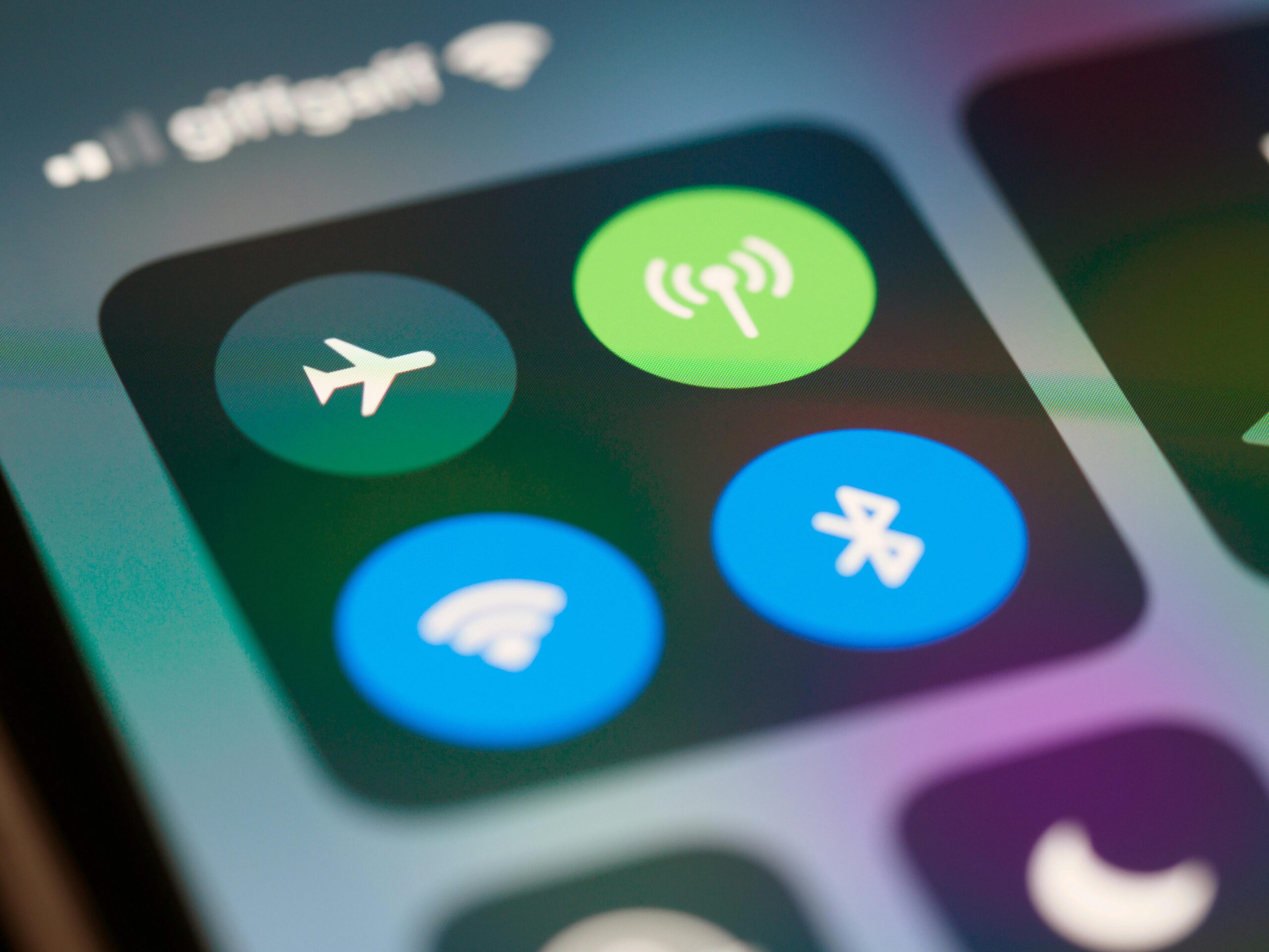 An infographic showing how microwaves and Wi-Fi signals interfere with Bluetooth connectivity
