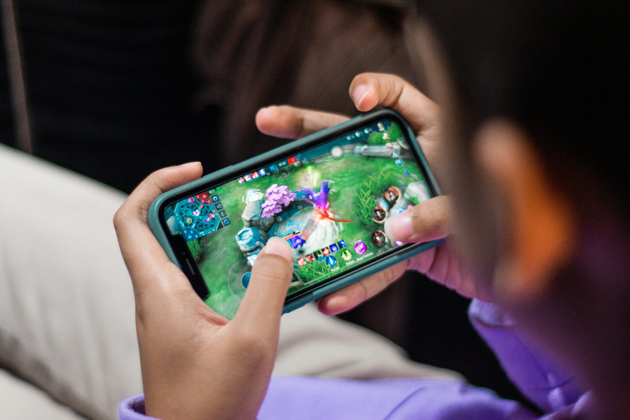 Checklist graphic detailing essential features of a gaming tablet