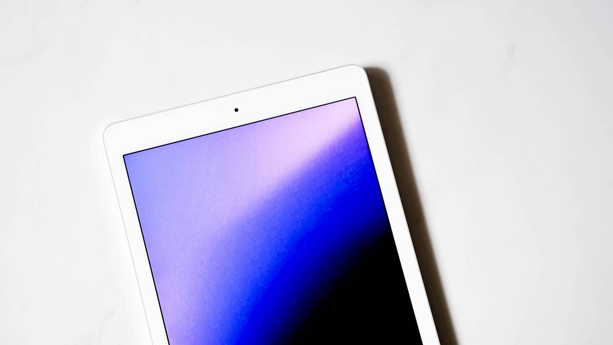 Comparison image illustrating overly bright versus balanced brightness on a gaming tablet