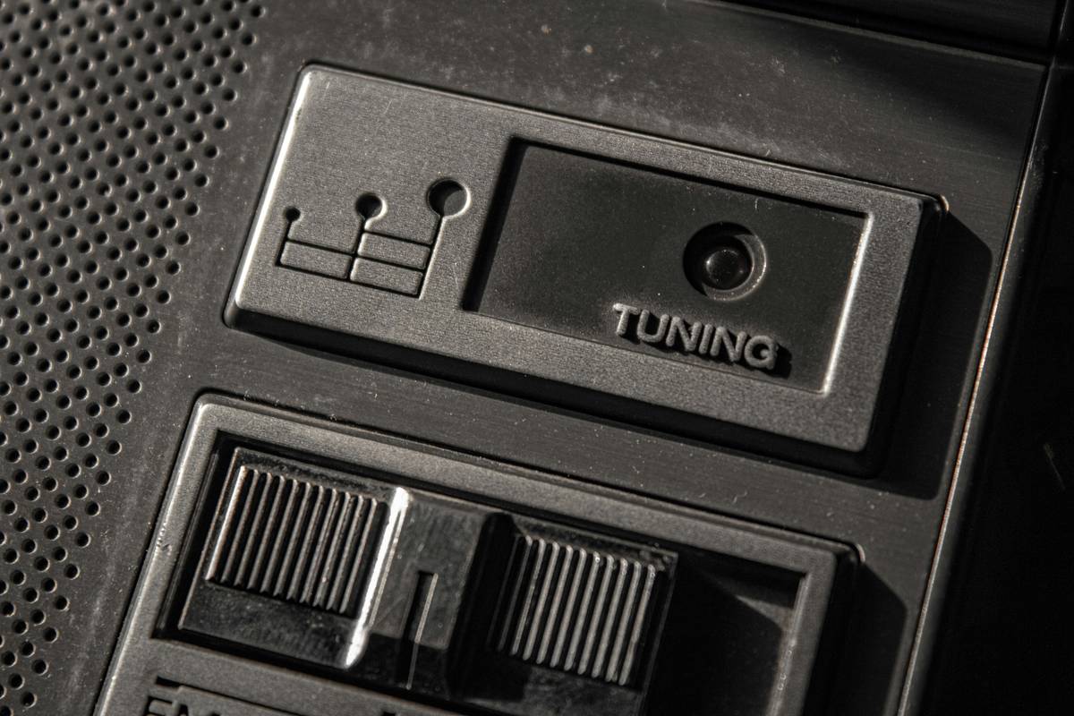 Diagram showing erratic touch inputs on an uncalibrated tablet screen