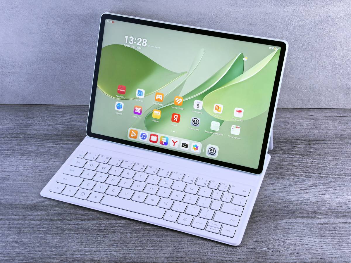 Close-up shot of a high-refresh-rate tablet screen showing vibrant colors during gameplay